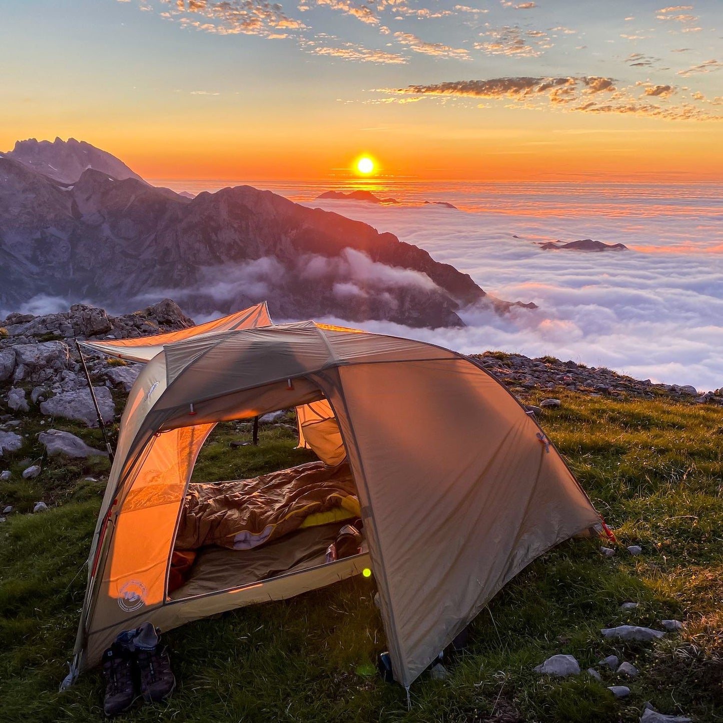 Guide Backpacking Los Picos de Europa in 7–8 Days (Camping or Refuges)